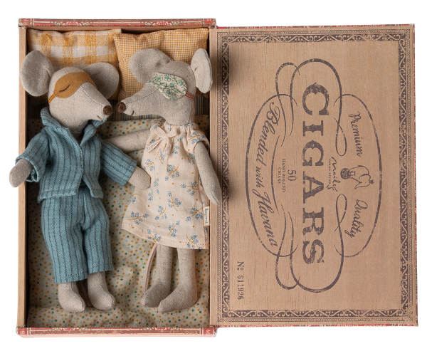 Mum and dad mice in cigarbox FW23